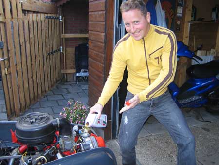 De motorolie nu in het blok...